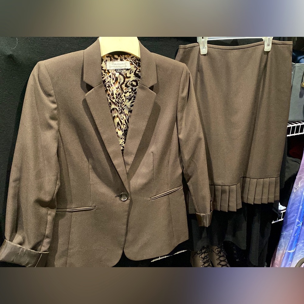 Tahari Suit Size 8 Barely worn, like new.